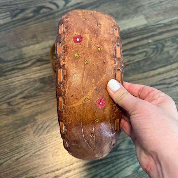 Vintage 60s/70s tooled leather painted floral boho bag - Picture 5 of 7